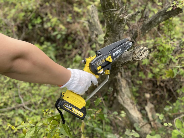 electric mini chainsaw vs gas chainsaw